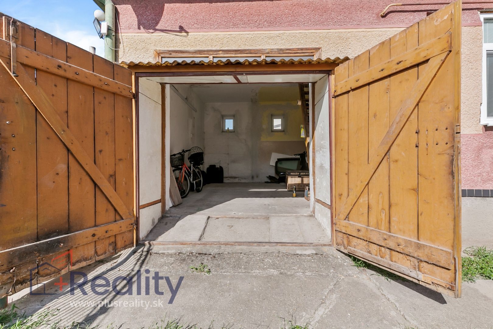 Galéria: PLUS REALITY | REZERVOVANÉ | Kompletne zariadený rodinný dom na obrovskom pozemku v obci Topoľníky na predaj! 