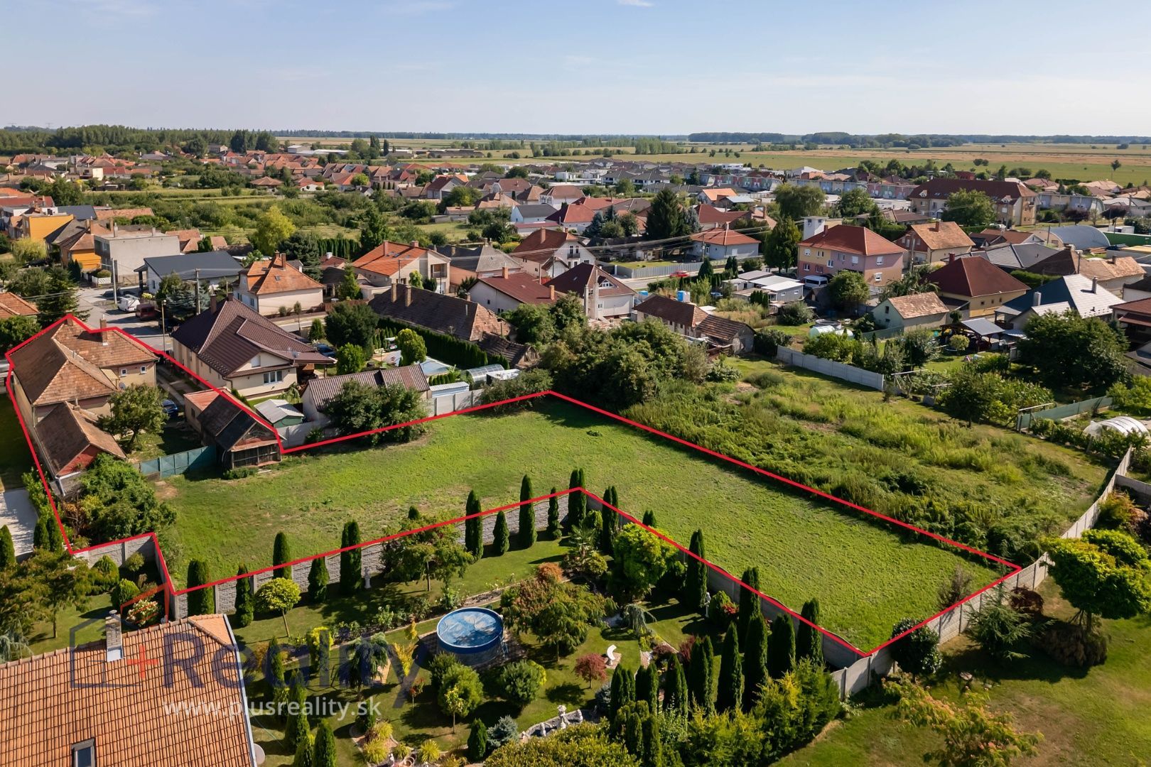 Galéria: PLUS REALITY | REZERVOVANÉ | Kompletne zariadený rodinný dom na obrovskom pozemku v obci Topoľníky na predaj! 