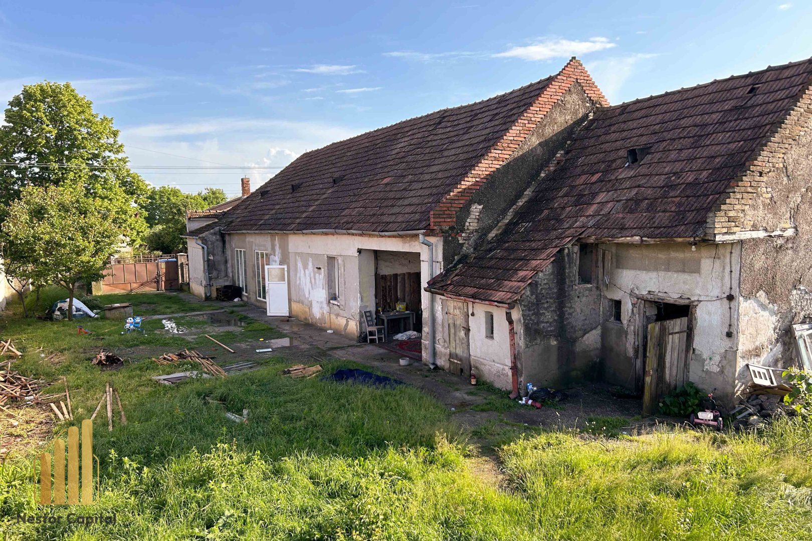 Starší rodinný dom na PREDAJ s veľkorysým pozemkom v obci Padáň