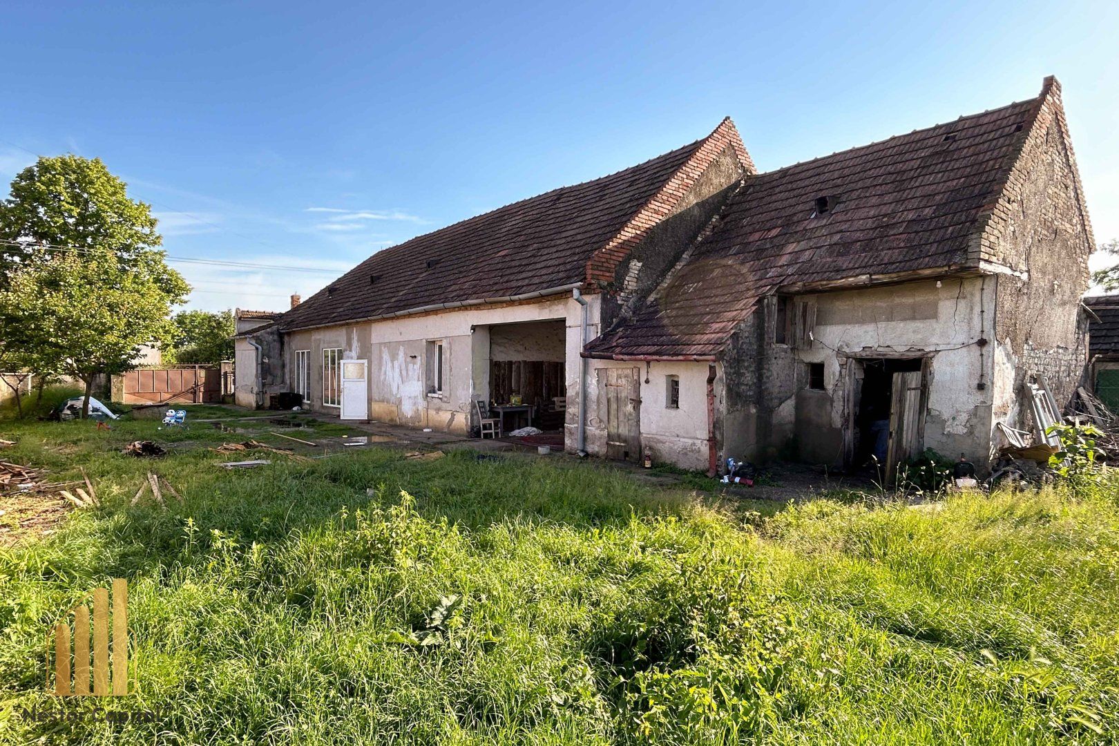 Starší rodinný dom na PREDAJ s veľkorysým pozemkom v obci Padáň