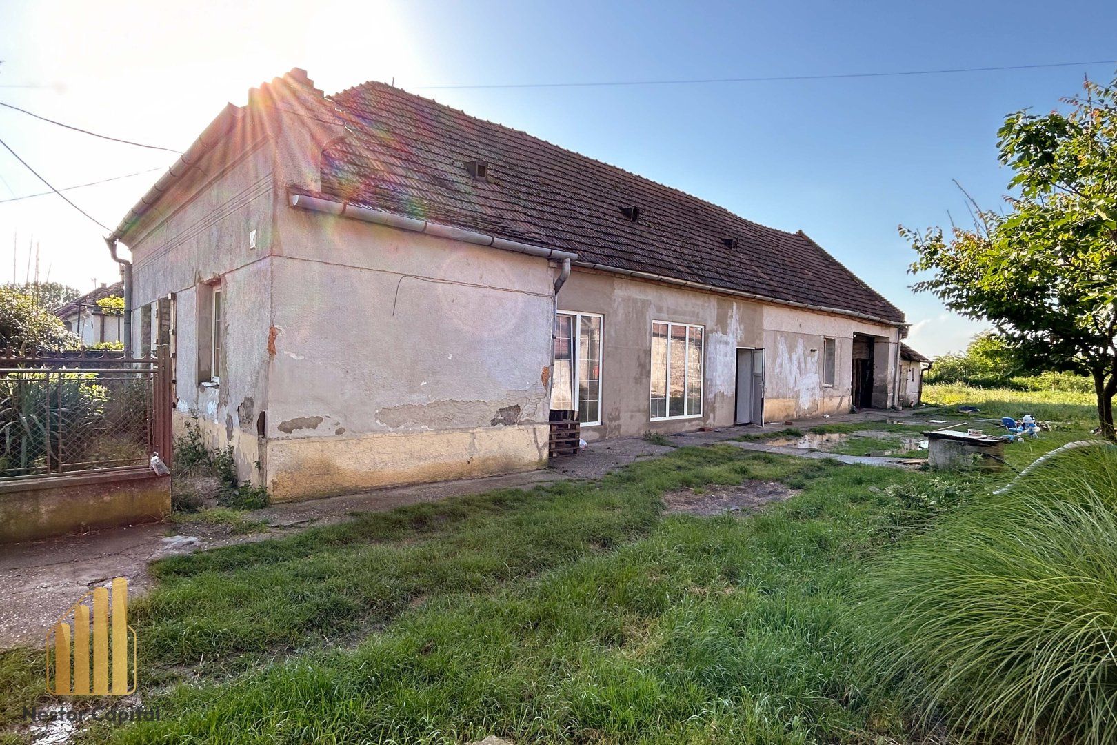 Starší rodinný dom na PREDAJ s veľkorysým pozemkom v obci Padáň