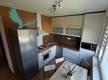Exkluzívne na prenájom plne zariadený dvoj izbový byt v centre Brezna
