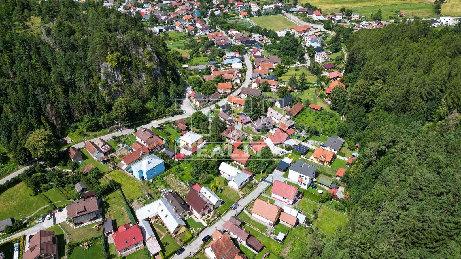 RODINNÝ DOM v obci Turie s pozemkom o rozlohe 1519 m2 + 2 samostatné stavby