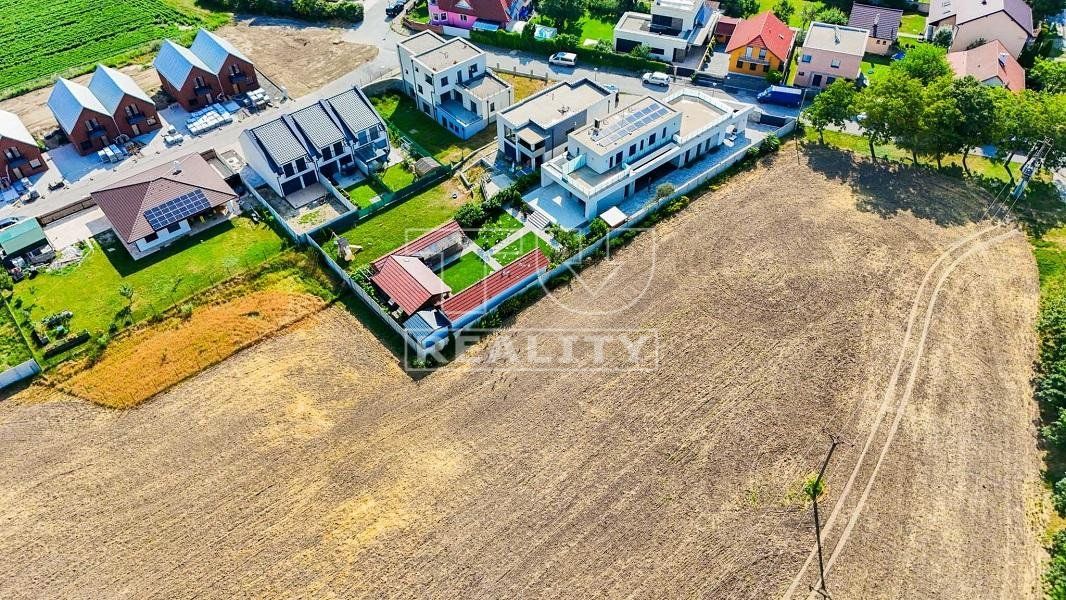 Stavebný pozemok 1690 m2 na výstavbu rodinných domov v tichej lukratívnej časti Bratislava – Jarovce.