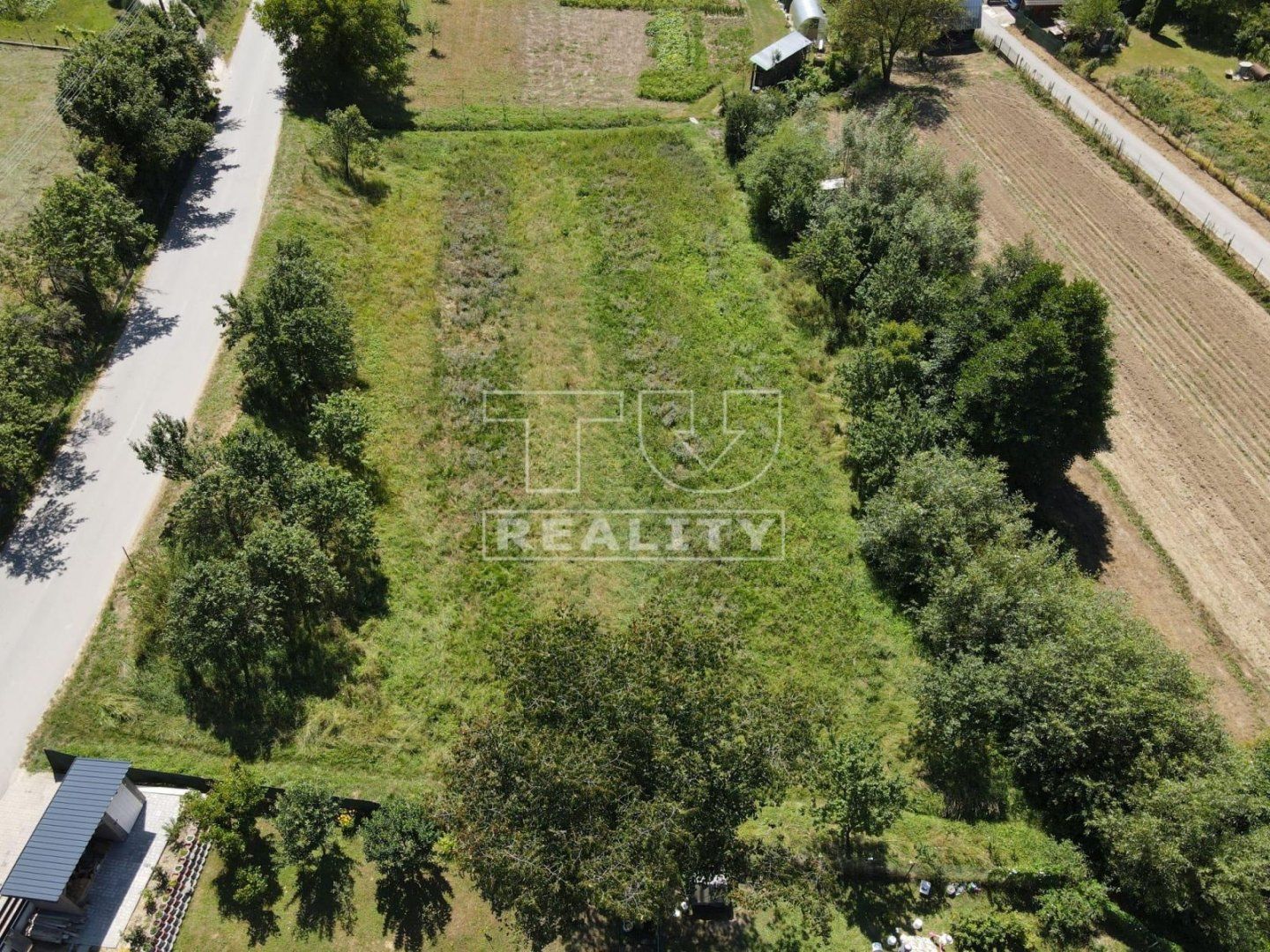 Veľký slnečný pozemok v Lieskove - 1142m2