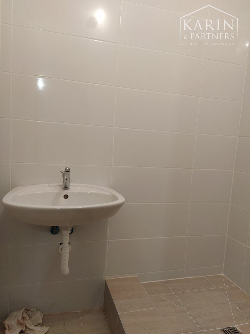 Prenájom dvojkanceláriá/ viacúčelová miestnosť s WC/ sprchou 38m2 + parkovacie miesta, Bulharská ul., BA II., Trnávka.