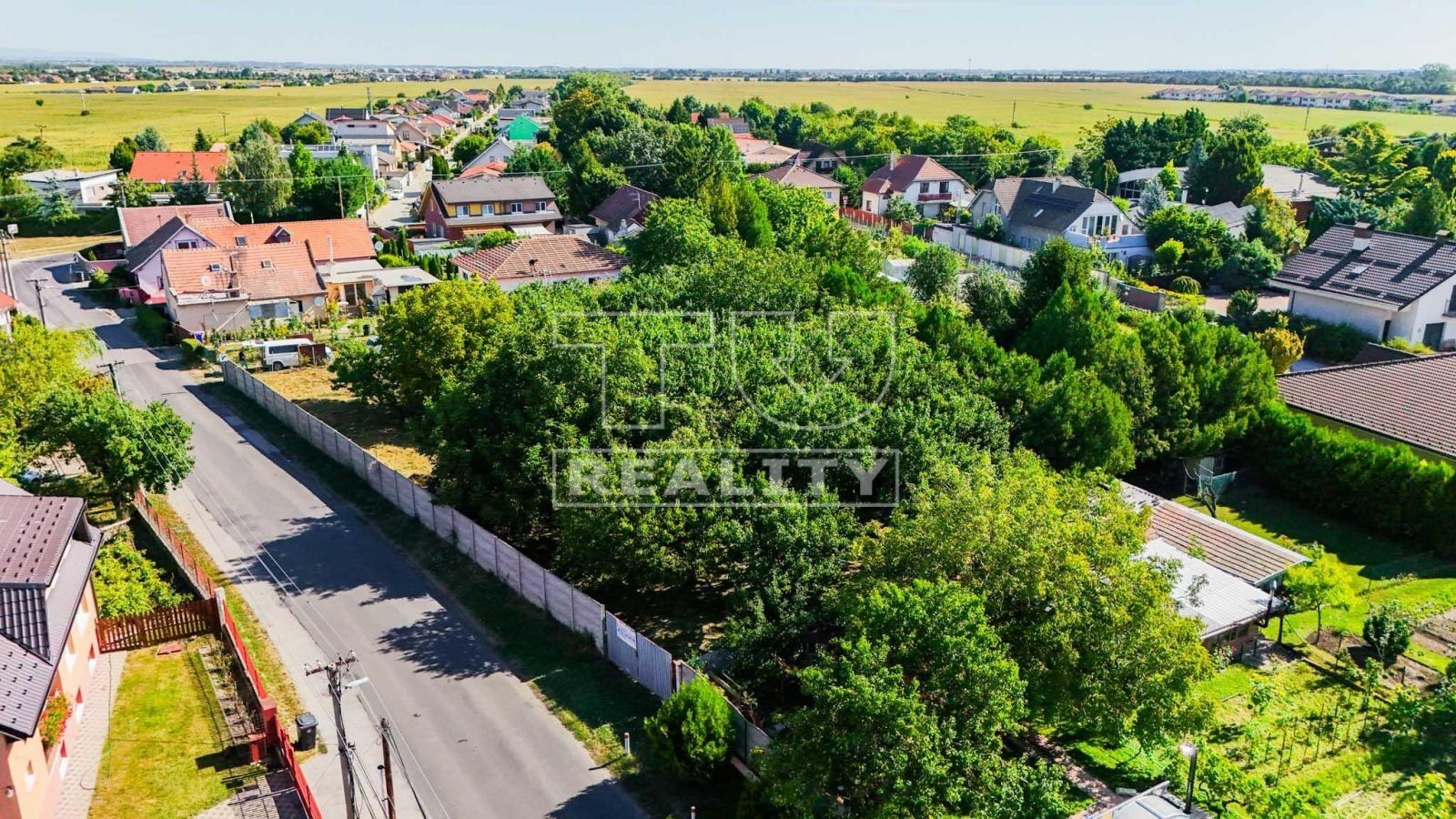 TUreality ponúka na predaj stavebný veľký pozemok obci Dunajská Lužná - Miloslavovská ulica - 788m²