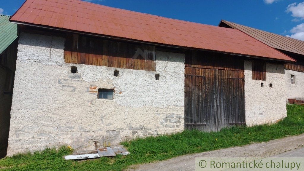 Jedna z posledných !!! Zachovalá drevenica s pekným pozemkom a hospodárskou budovou na dobrom mieste Šumiac.