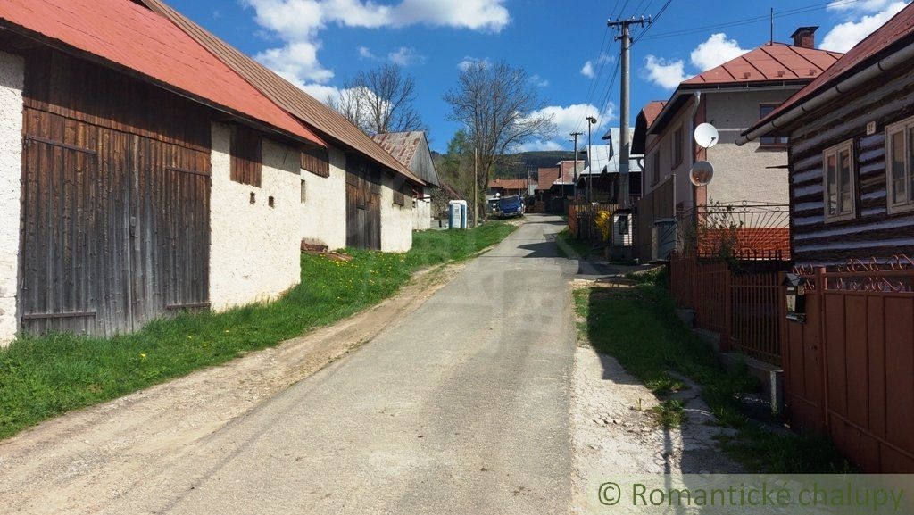 Jedna z posledných !!! Zachovalá drevenica s pekným pozemkom a hospodárskou budovou na dobrom mieste Šumiac.