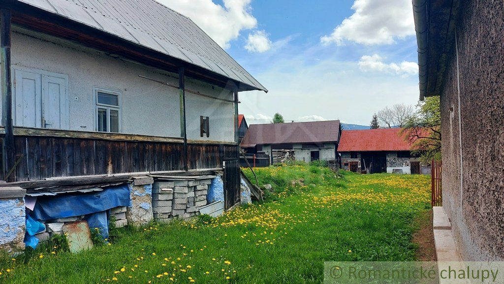 Jedna z posledných !!! Zachovalá drevenica s pekným pozemkom a hospodárskou budovou na dobrom mieste Šumiac.