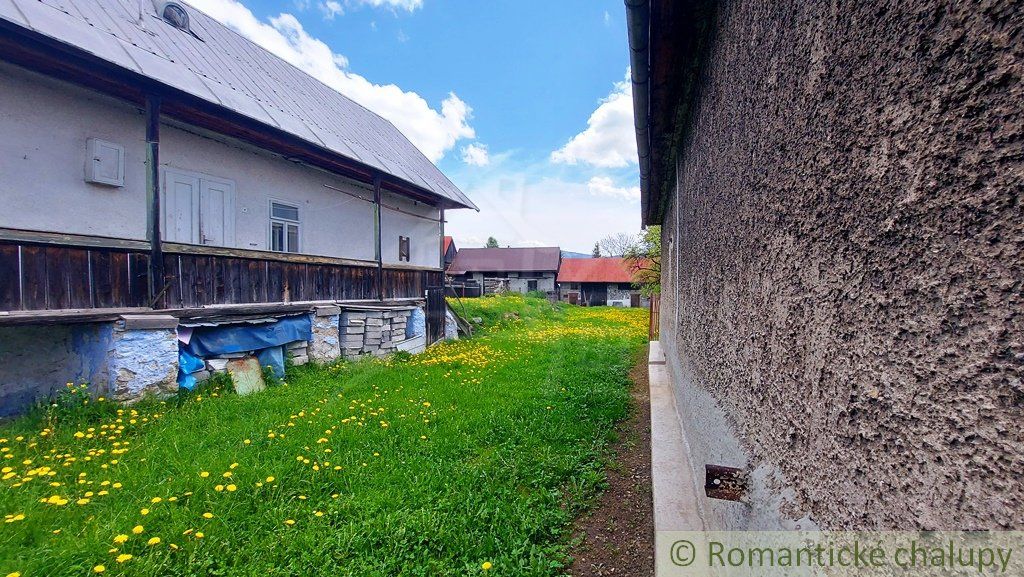 Jedna z posledných !!! Zachovalá drevenica s pekným pozemkom a hospodárskou budovou na dobrom mieste Šumiac.