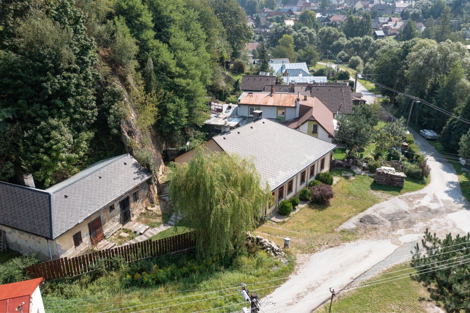 NA PREDAJ RODINNÝ DOM V KRÁSNOM PROSTREDÍ V OBCI SMOLNÍK