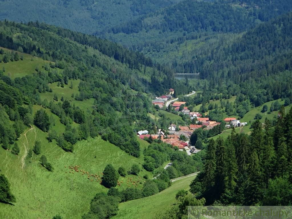 Budova bývalej školy neďaleko jazera pri obci Úhorná