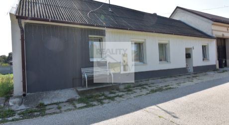 5 - izbový priestranný rodinný dom  s pozemkom 400 m2 - Rajka