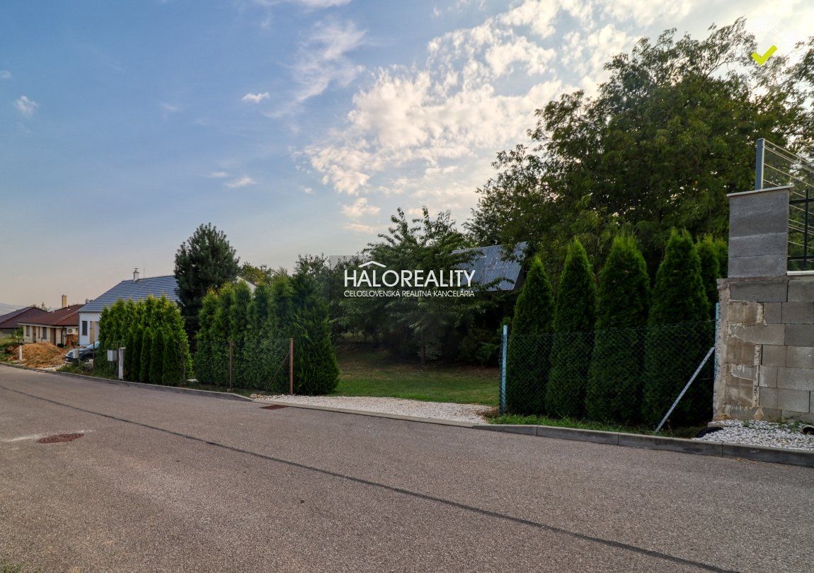 HALO reality - Predaj, pozemok pre rodinný dom   931 m2 Nové Mesto nad Váhom, Dubčekova ulica - EXKLUZÍVNE HALO REALITY