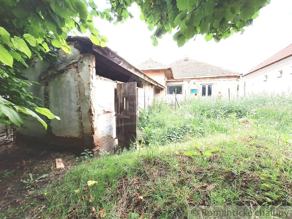 Pôvodný 3 izbový dom so začatou rekonštrukciou na menšom pozemku vo vinárskej obci Bátorové Kosihy