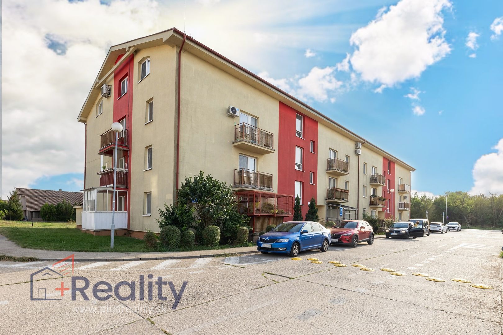 Galéria: PLUS REALITY I REZERVOVANÉ I Veľký, 2,5-izbový byt v obci Miloslavov na predaj! 