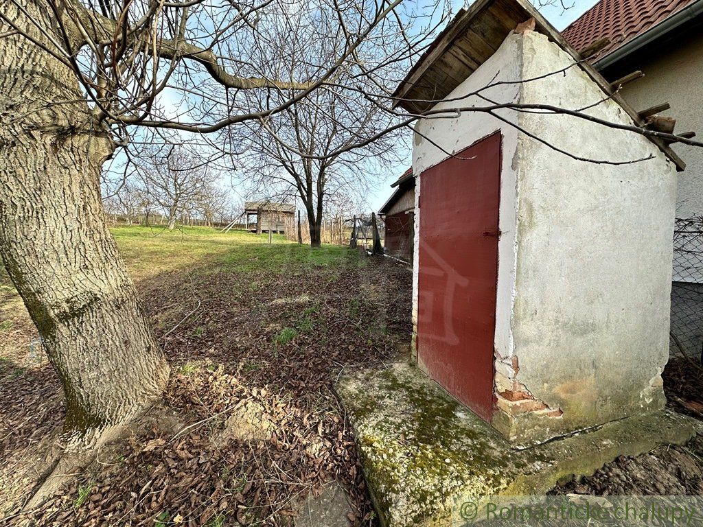 Vidiecky domček a chata na jednom veľkom pozemku v malebnej dedinke Kolta