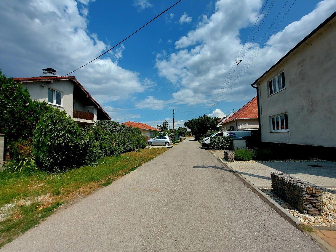 5 izbový dvojpodlažný Rodinný dom, na slnečnom rovinatom pozemku s možnosťou dokúpiť aj vedľajší pozemok.