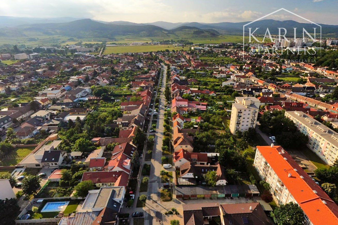 Vidiecky dom s 3,8 á pozemkom, takmer v centre Pezinka.