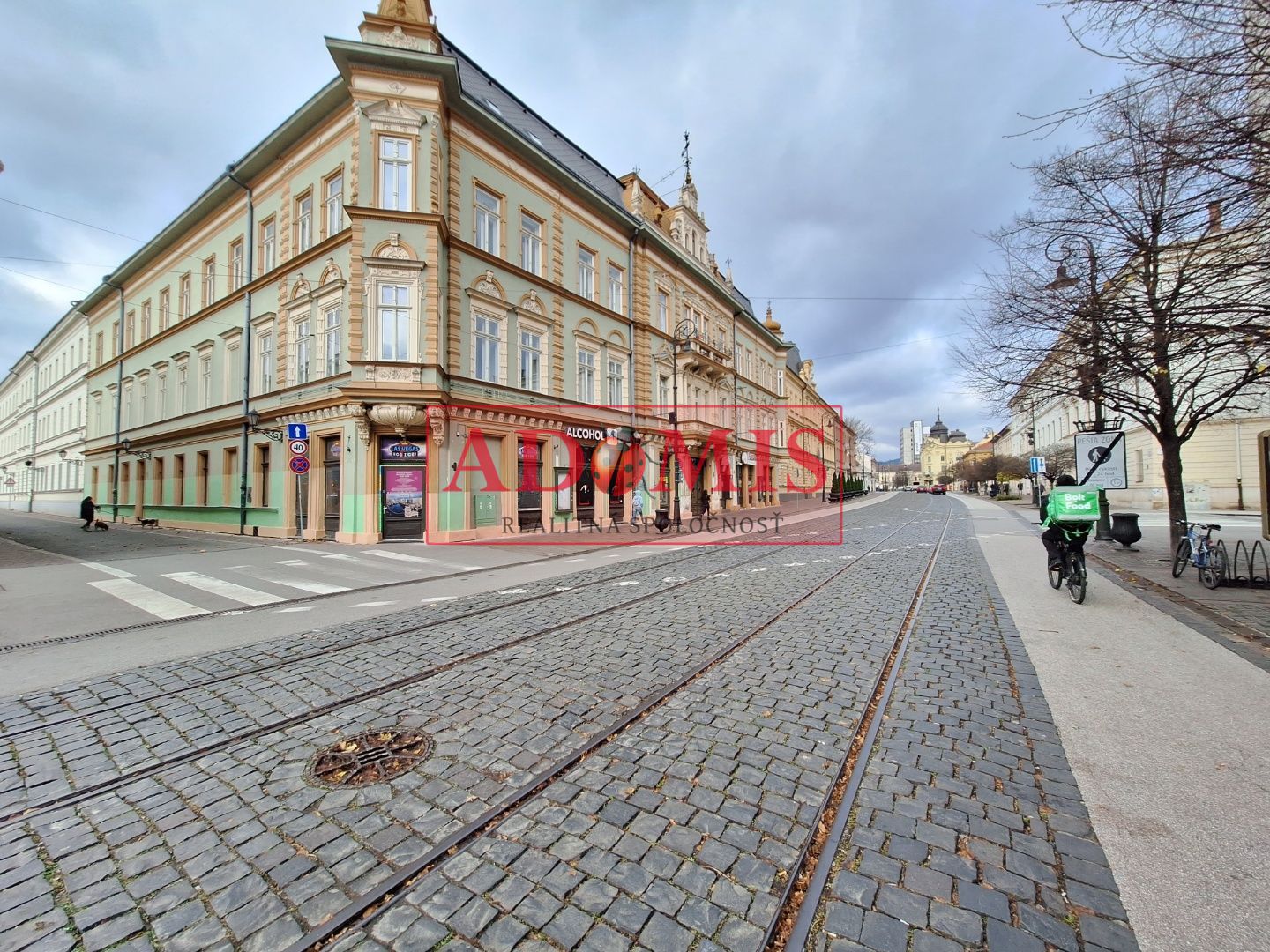 ADOMIS - predáme 3-izbový bezbariérový mezonet 68m2 s výťahom v historickej budove, parkovanie vo dvore, Hlavná ulica Košice centrum.