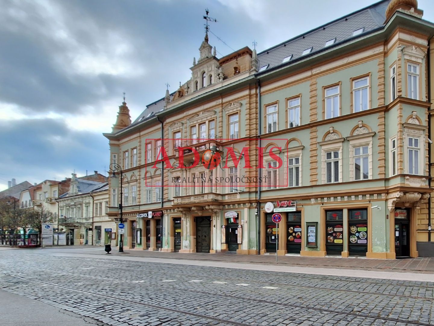 ADOMIS - predáme 3-izbový bezbariérový mezonet 68m2 s výťahom v historickej budove, parkovanie vo dvore, Hlavná ulica Košice centrum.