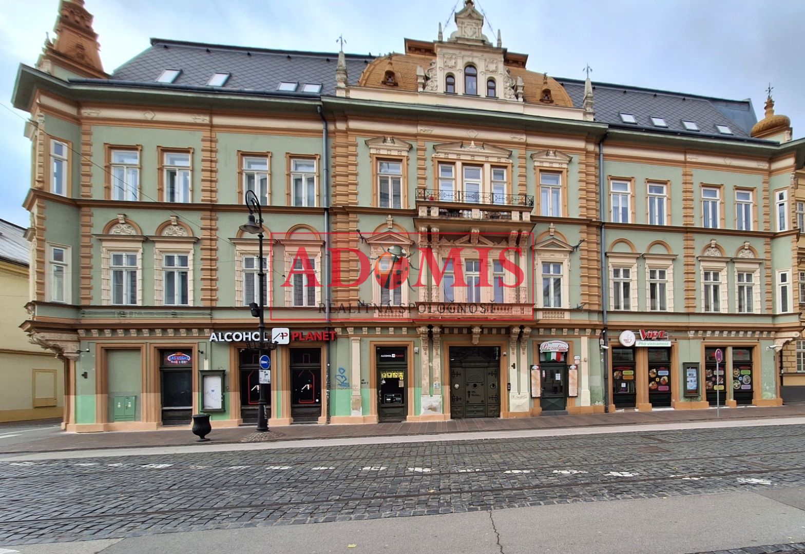 ADOMIS - predáme 3-izbový bezbariérový mezonet 68m2 s výťahom v historickej budove, parkovanie vo dvore, Hlavná ulica Košice centrum.