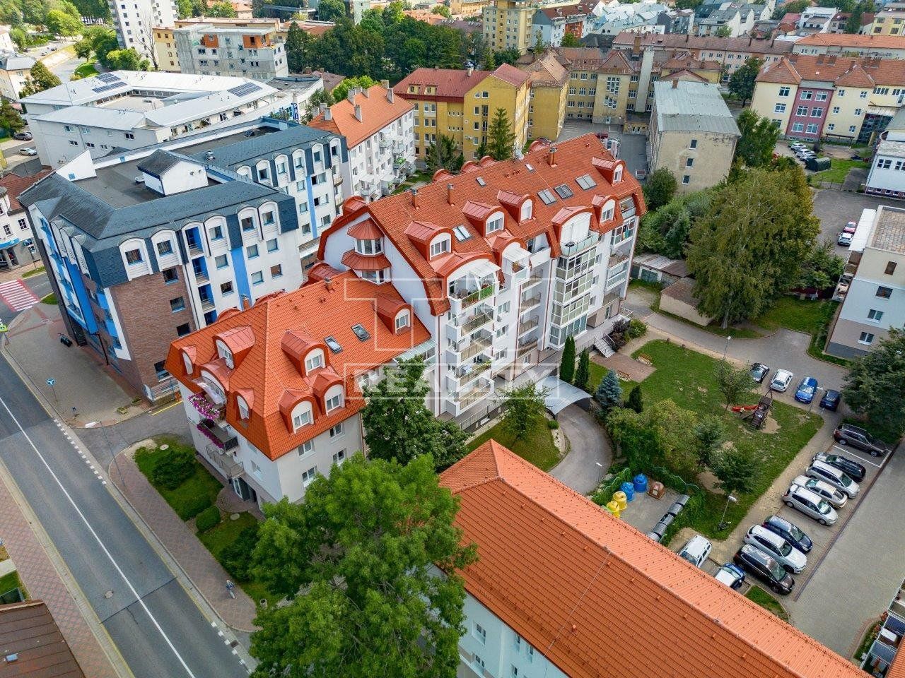 EXKLUZÍVNA PONUKA! DVOJPODLAŽNÝ BYT S KRBOM A PARKOVACÍM MIESTOM V SUTERÉNE V CENTRE- POPRAD-TATRY