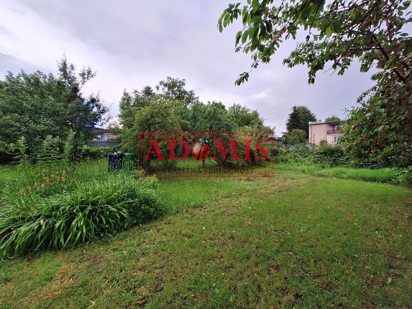 Predáme stavebný pozemok Valaliky 1060m2, všetky siete pred pozemkom, len 5min. z Košíc.