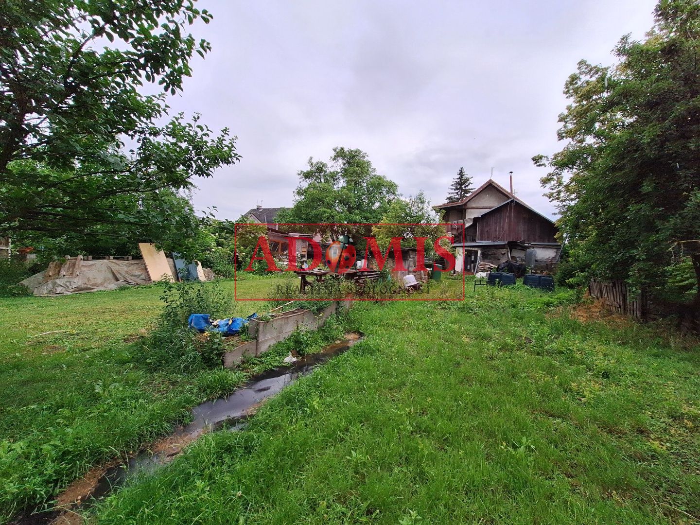 Predáme stavebný pozemok Valaliky 1060m2, všetky siete pred pozemkom, len 5min. z Košíc.