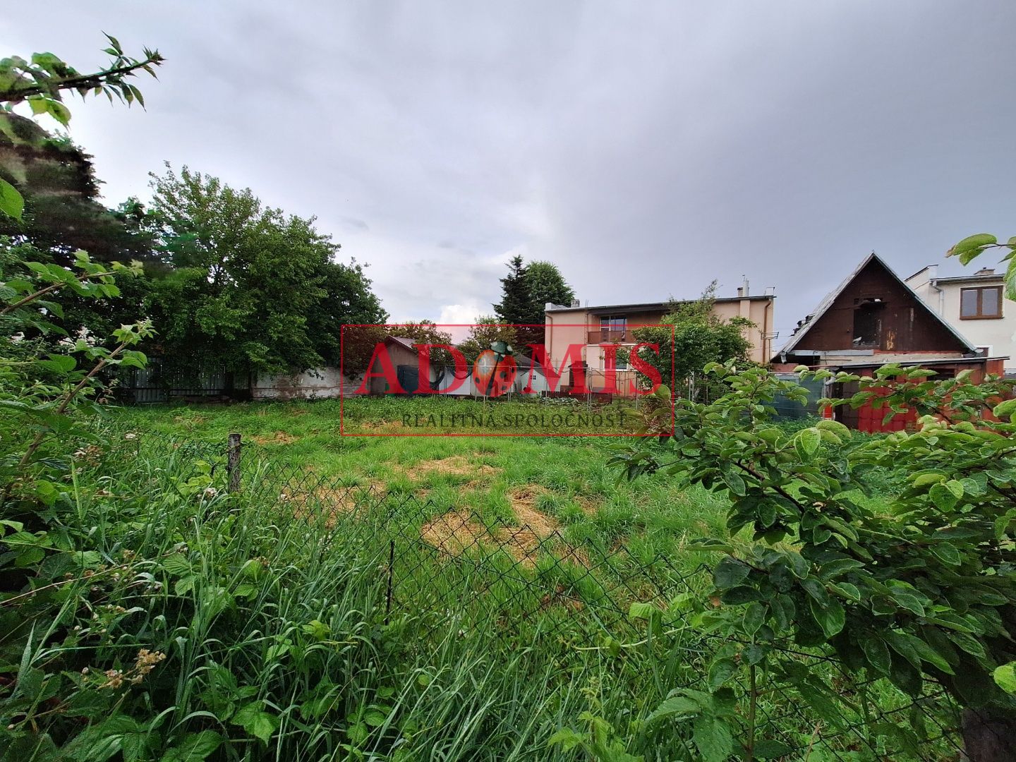 Predáme stavebný pozemok Valaliky 1060m2, všetky siete pred pozemkom, len 5min. z Košíc.