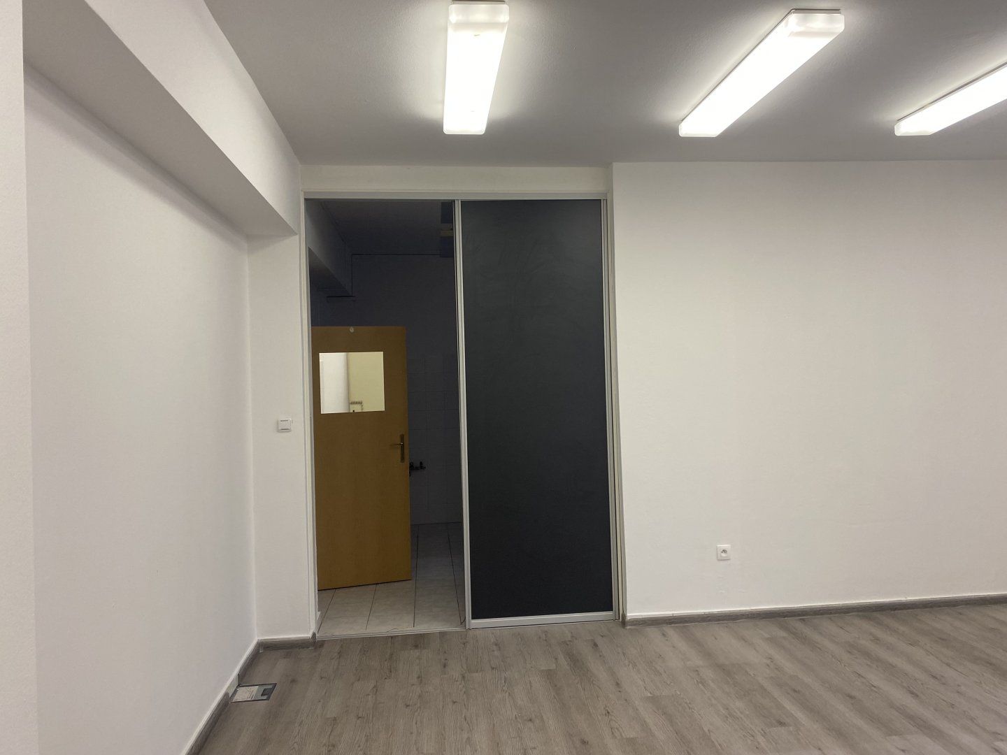 Skvelá ponuka!!! Prenájom nebytového priestoru na podnikateľské účely v CENTRE Dunajskej Stredy, úž. plocha 54 m2, 2 prepojené miestnosti
