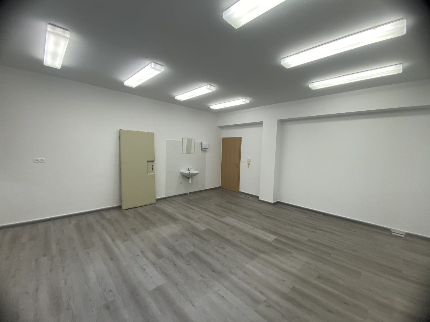 Skvelá ponuka!!! Prenájom nebytového priestoru na podnikateľské účely v CENTRE Dunajskej Stredy, úž. plocha 54 m2, 2 prepojené miestnosti