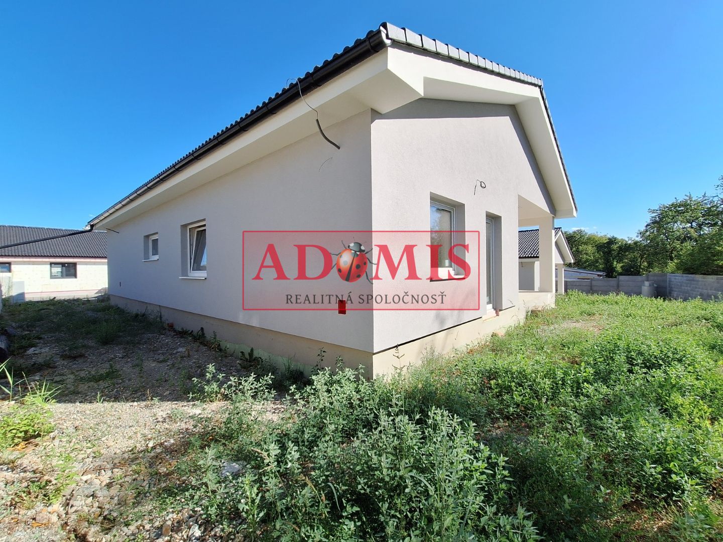 ADOMIS - predáme 4izb. tehlový bungalov č6, 497m2 Chrastné, čerpadlo, rekuperácia,vodovod, asfalt, len 11km z Košíc