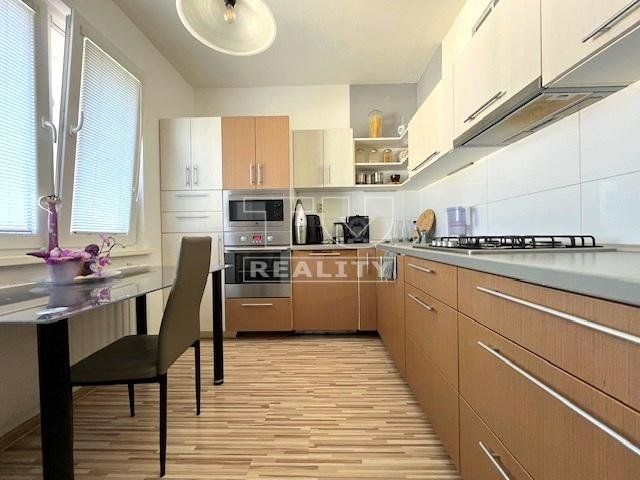 PEKNE PREROBENÝ 3- IZBOVÝ BYT S BALKÓNOM 69m2