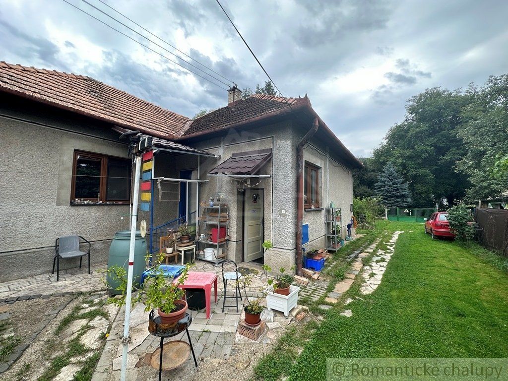 Dom v centre a zároveň na okraji obce Kokava nad Rimavicou. Cena dohodou.