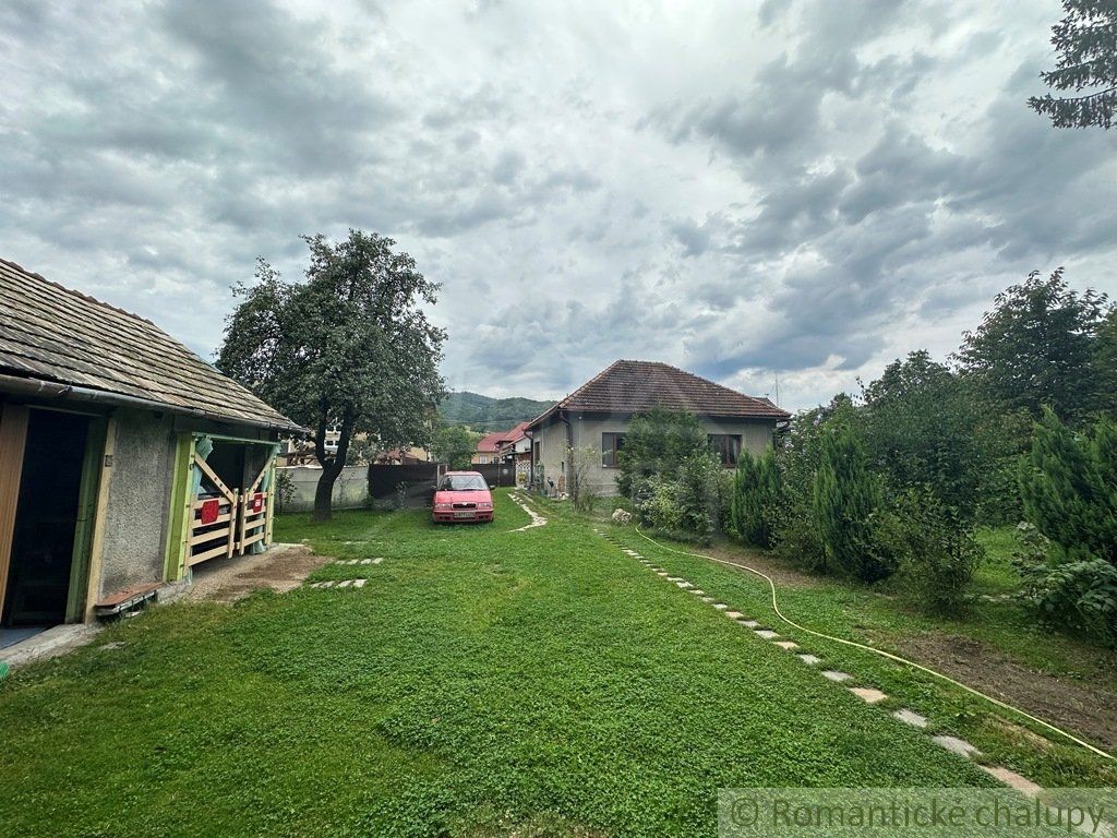 Dom v centre a zároveň na okraji obce Kokava nad Rimavicou. Cena dohodou.