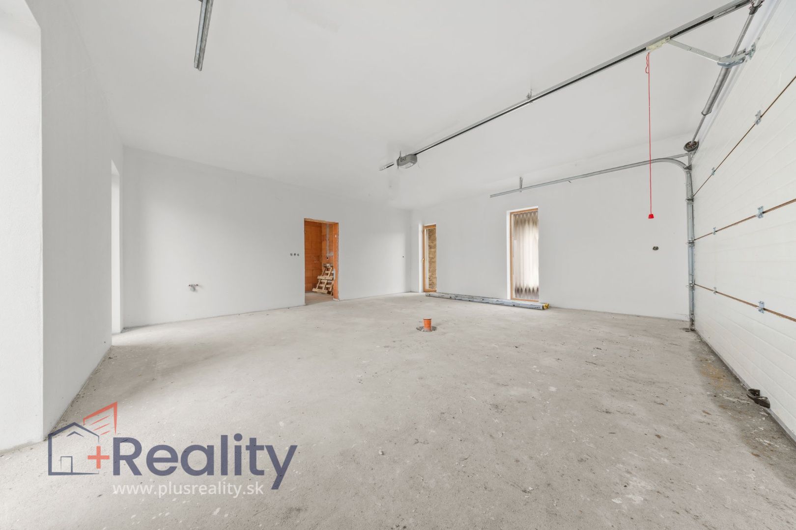 Galéria: PLUS REALITY | Obrovský rodinný dom na veľkom pozemku v súkromnej ulici na predaj! 