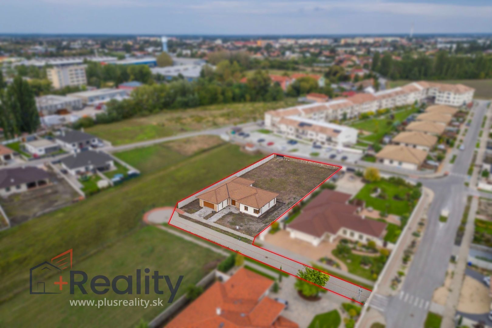 Galéria: PLUS REALITY | Obrovský rodinný dom na veľkom pozemku v súkromnej ulici na predaj! 