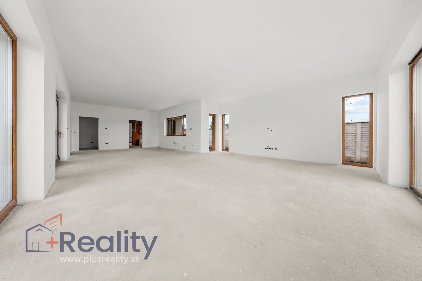 Galéria: PLUS REALITY | Obrovský rodinný dom na veľkom pozemku v súkromnej ulici na predaj! 