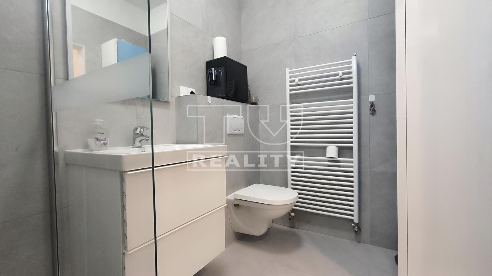 Kompletne zrekonštruovaný 2 izbový byt s terasou, Bratislava - Vajnory, 50 m2