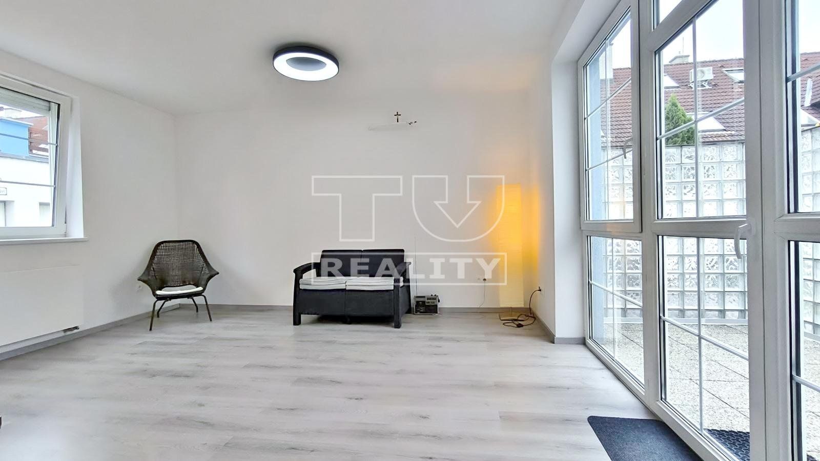 Kompletne zrekonštruovaný 2 izbový byt s terasou, Bratislava - Vajnory, 50 m2