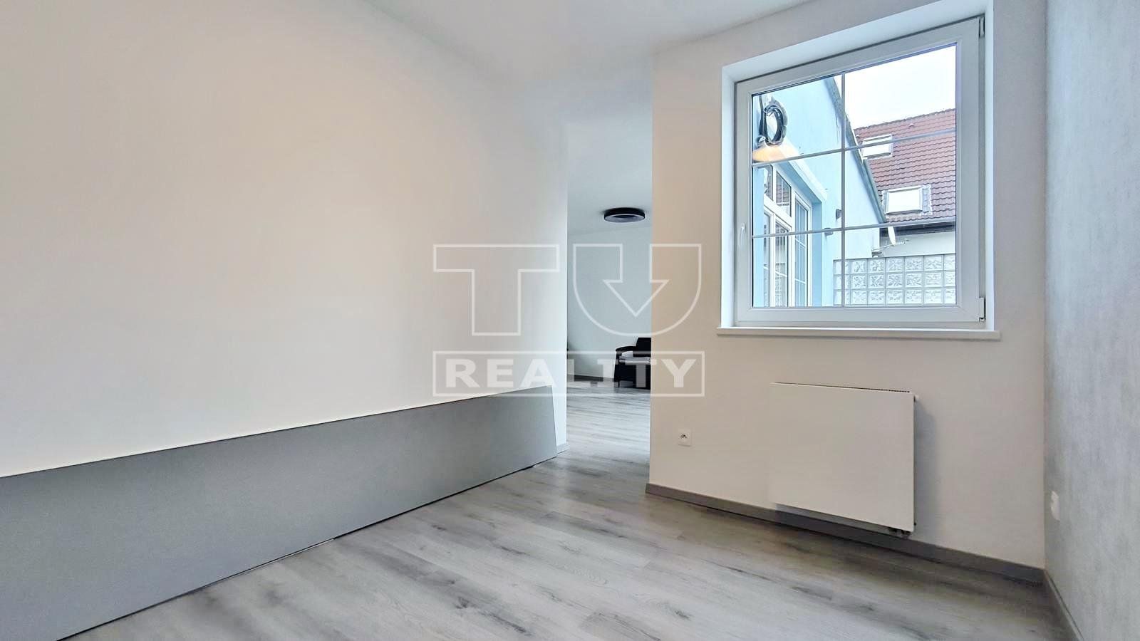 Kompletne zrekonštruovaný 2 izbový byt s terasou, Bratislava - Vajnory, 50 m2