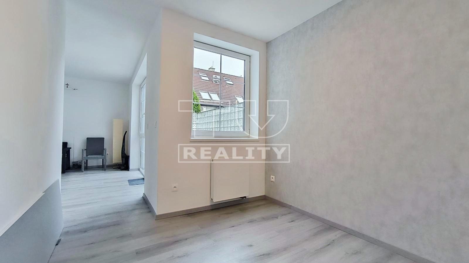 Kompletne zrekonštruovaný 2 izbový byt s terasou, Bratislava - Vajnory, 50 m2