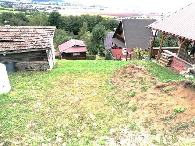 NA PREDAJ POZEMOK NA REKREAČNÉ ÚČELY S VÝMEROU 304 M2.