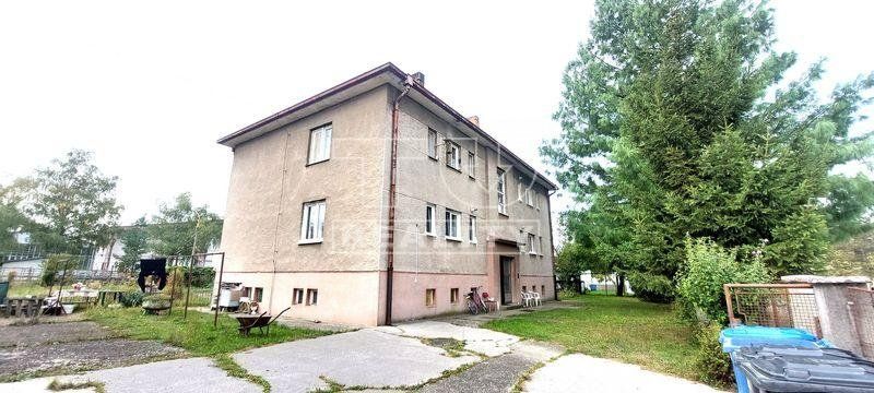 Na predaj priestorný 3 izbový byt s balkónom, komorou a dvomi pivnicami v Šaštíne - Strážach ** 72 m2