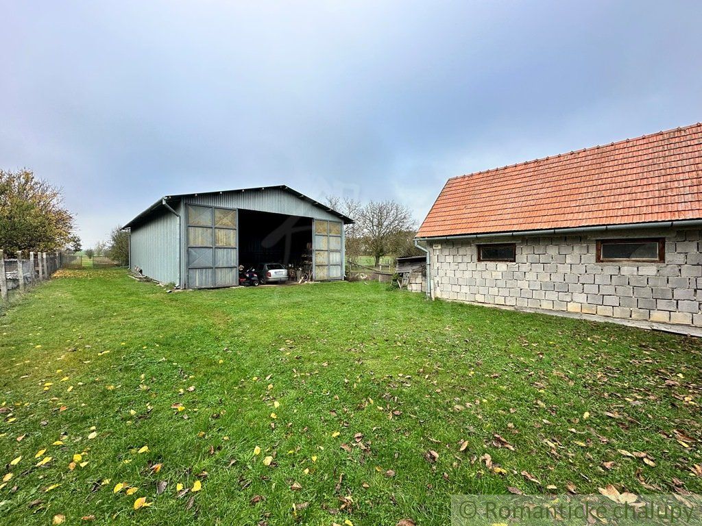 Rodinný dom s veľkým pozemkom vhodným na farmárčenie a pestovanie v pokojnej dedinke Pozba