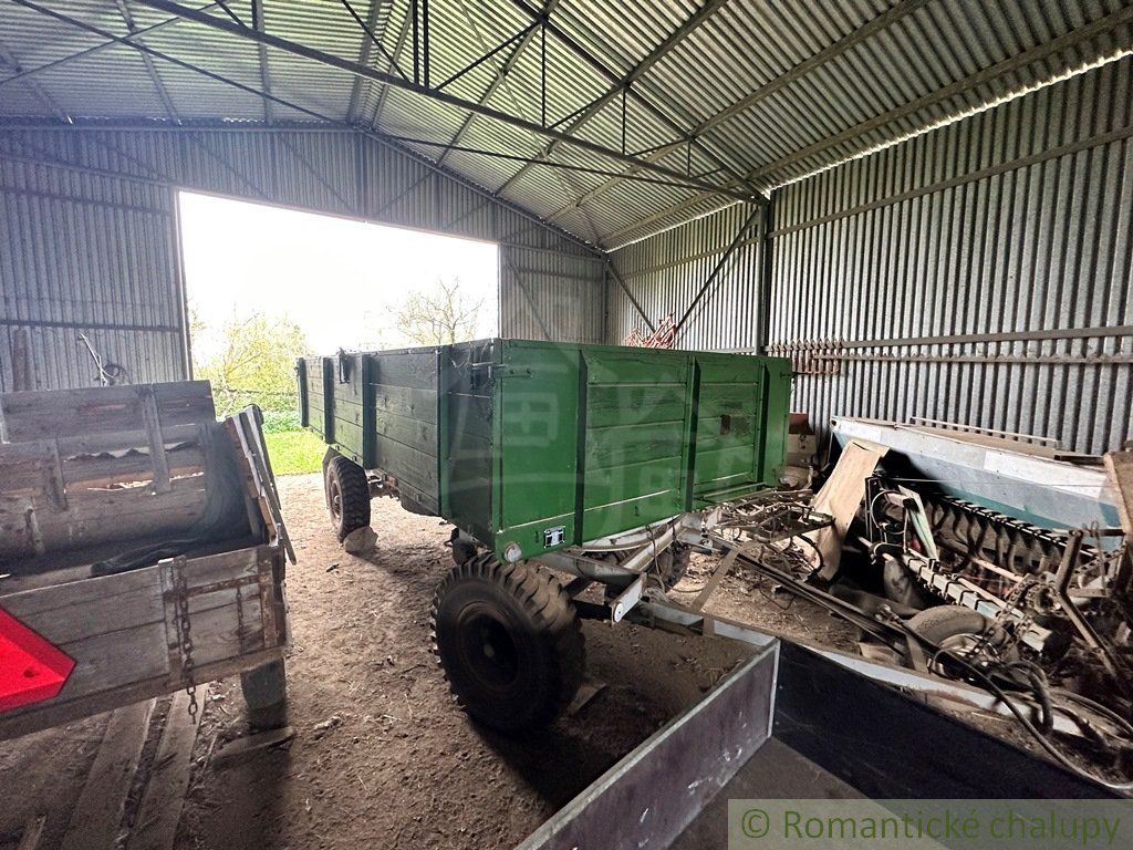 Rodinný dom s veľkým pozemkom vhodným na farmárčenie a pestovanie v pokojnej dedinke Pozba