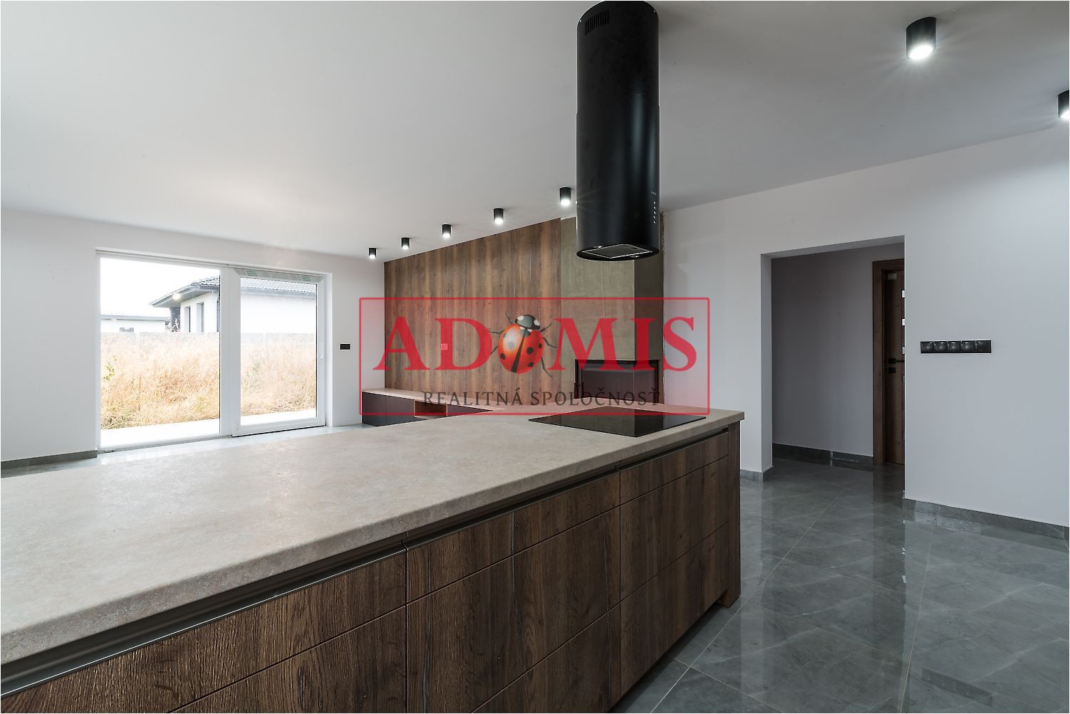 ADOMIS - predám pekný bungalov 123m2,5izbový, Ortáše 607m2, iba 18 km od Košíc