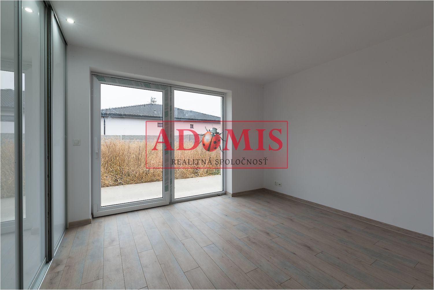 ADOMIS - predám pekný bungalov 123m2,5izbový, Ortáše 607m2, iba 18 km od Košíc